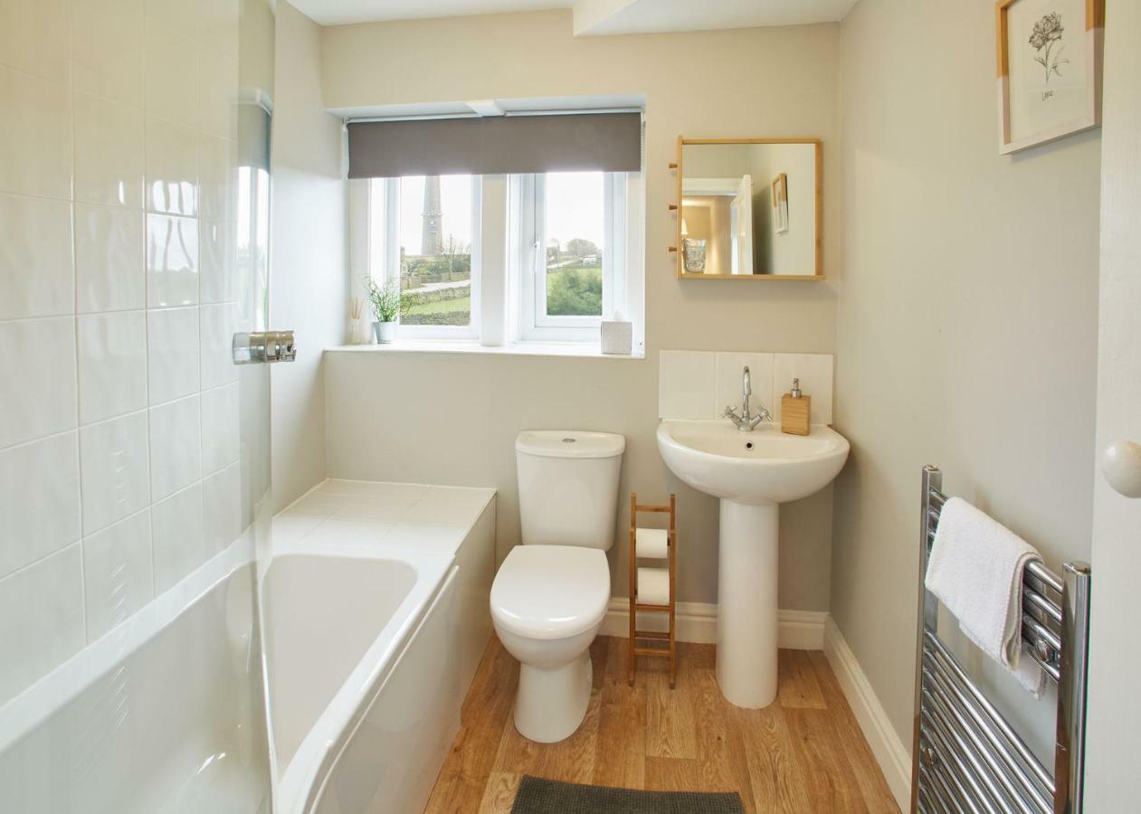Host & Stay - Cosy Cottage Emley 외부 사진